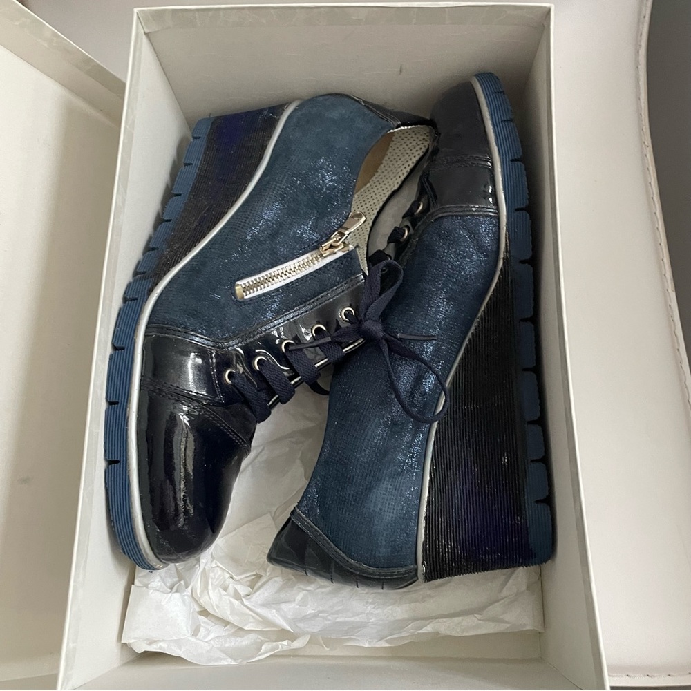 Stylish Blue Women's Sneakers